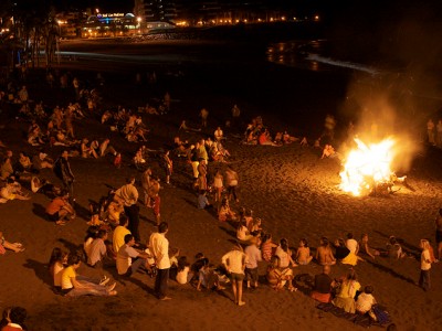 Falò durante le Hogueras de San Juan a Benidorm